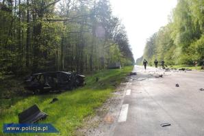Zginął uderzając w dwie ciężarówki!