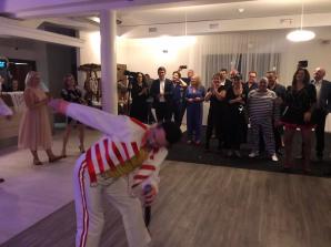 [VIDEO] Jechali na ślub, on zginął. Charytatywny bal przebierańców dla Katarzyny Siudej. Prezenty na licytację podarował m.in. Krzysztof Rutkowski 