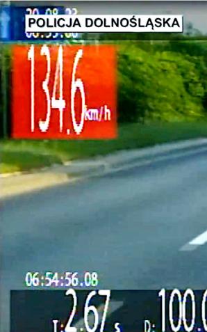 [VIDEO] Pędził przez miasto 134km/h w niesprawnym aucie, z którego w ogóle nie powinien korzystać