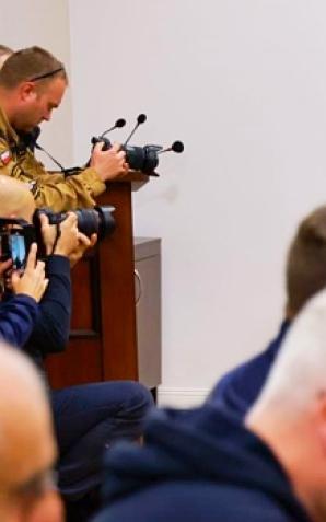 [VIDEO] Premier: Ponawiam apel o natychmiastowe wykonywanie wezwań służb o ewakuacji
