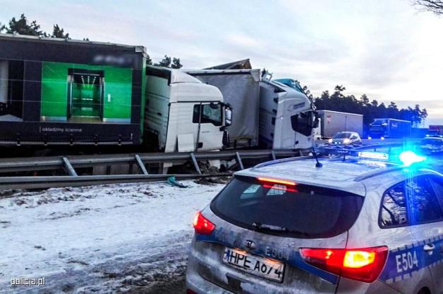 Karambol ciężarówek na krajowej 18