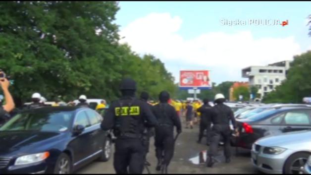 [VIDEO] Policjanci nie dopuścili do kibolskiej zadymy między GKS-em Katowice i Odrą Opole