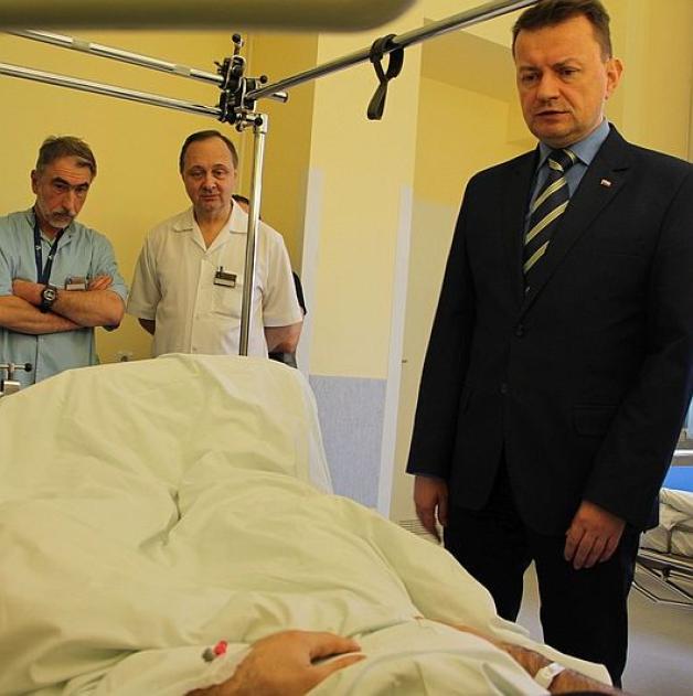 Szef MSWiA i Komendant Główny Policji odwiedzili w szpitalu rannego policjanta