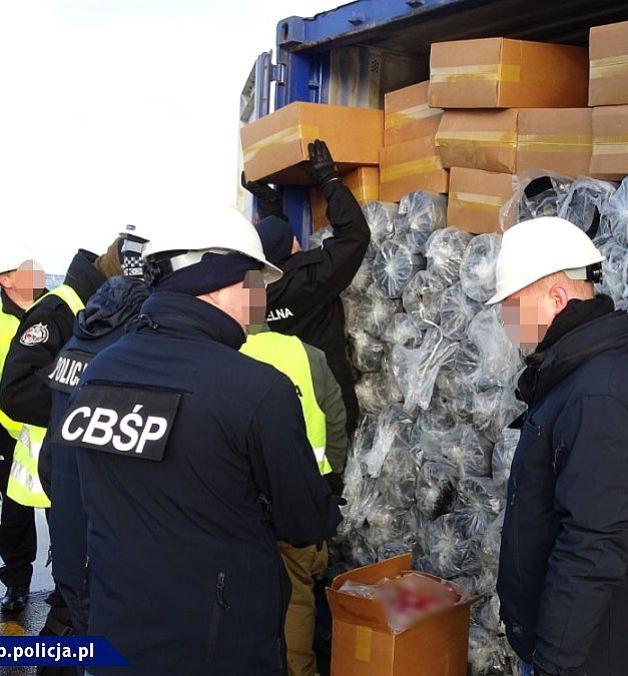 Ujawnienie przemytu w wyniku współpracy służb. Ponad 5,6 mln papierosów przejęte przez CBŚP i KAS