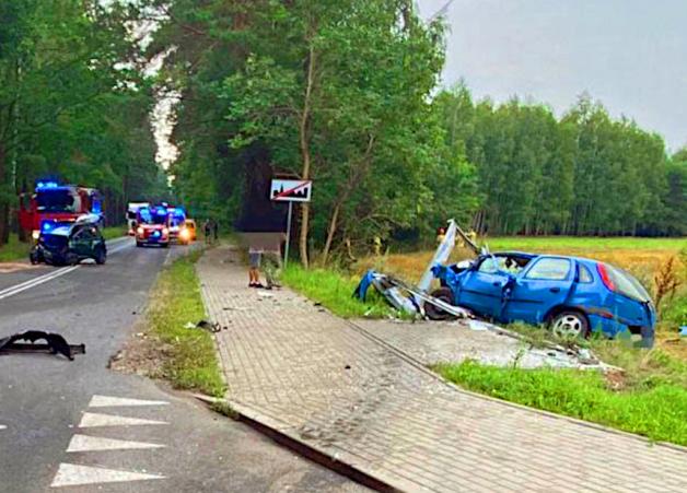 Groźny wypadek w Ochudnie. Z pomocą ruszył policjant po służbie