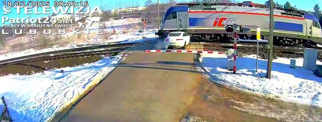 [VIDEO] Świebodzin: kierowca wjechał w bok pociągu